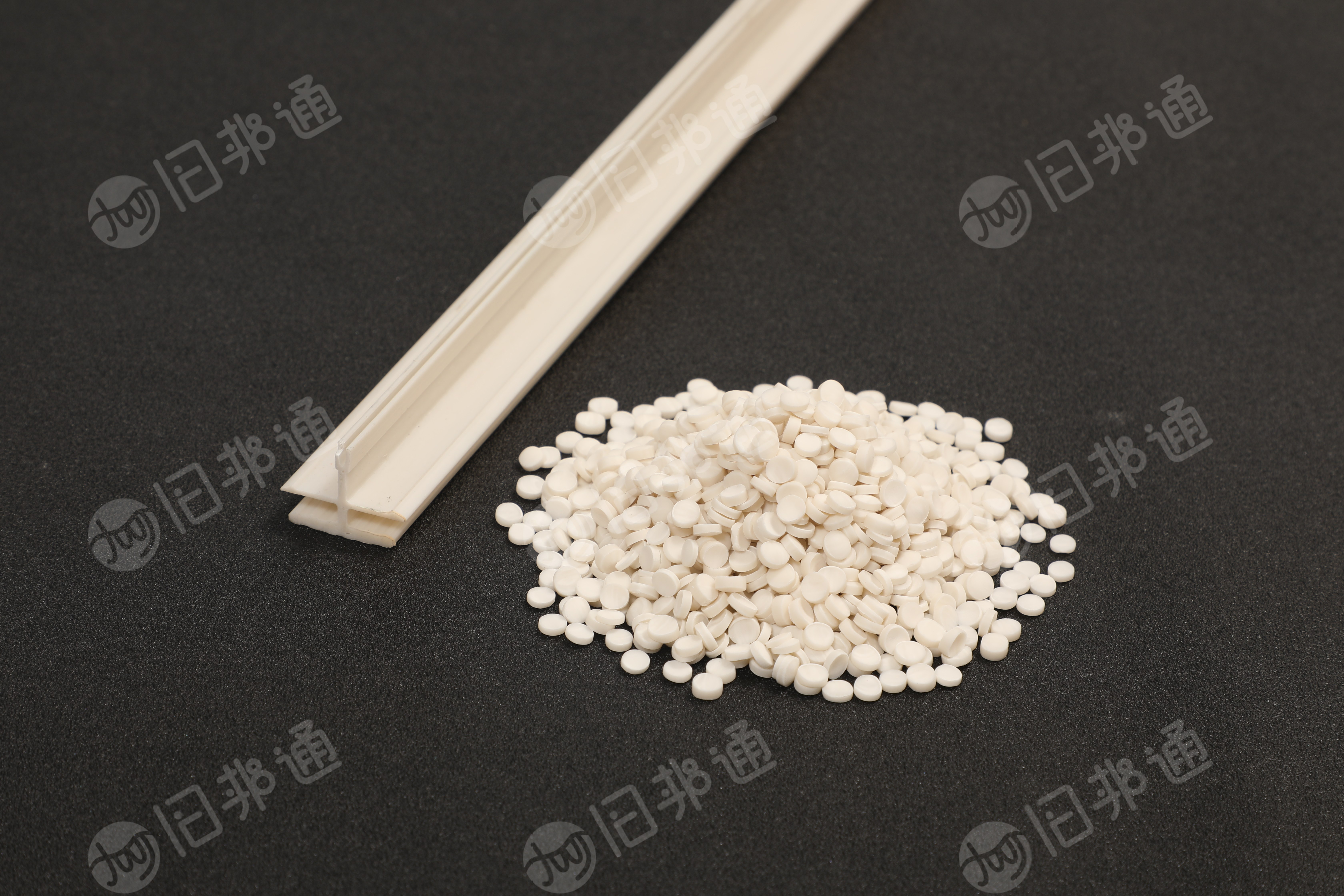 出售各色硬质PVC颗粒，可做型材，挤出，封边条，盖板，冷顶，汽车配件，运动器材等，可定制