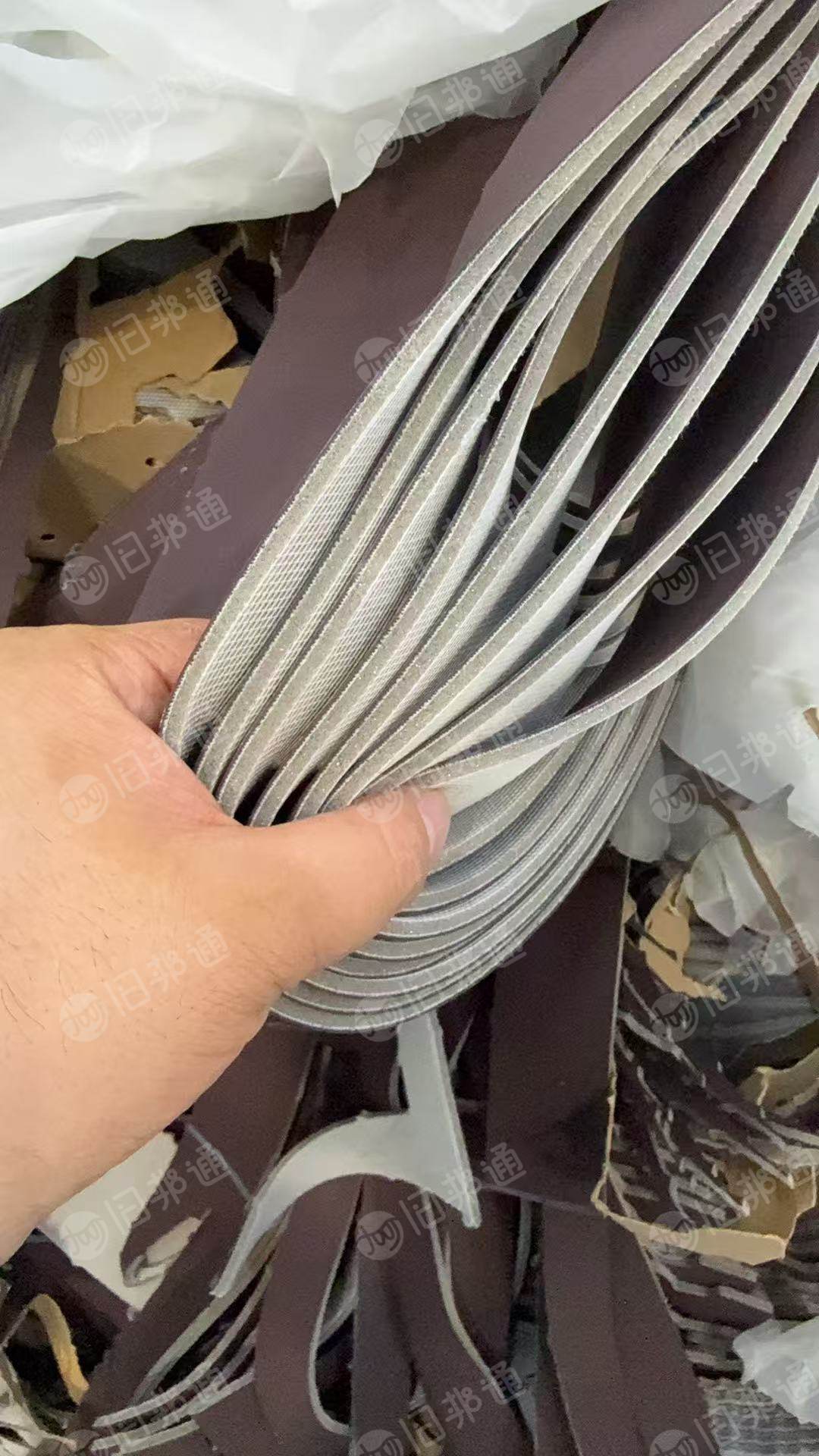 长期出售汽车皮革废料，主要是裁剪的边角料，带海绵边角料下来的PU、PVC、织物，月供量大