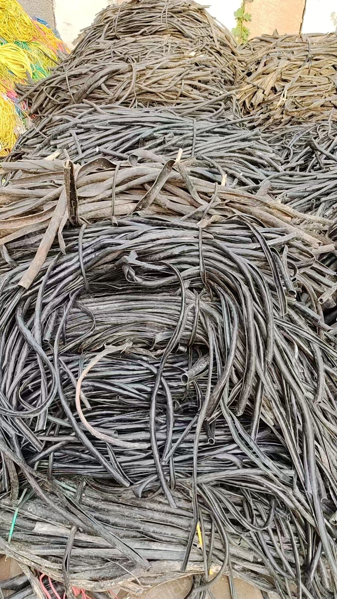 出售PVC电缆皮毛料，大的小的都有，同时，已挑出，长期大量有货