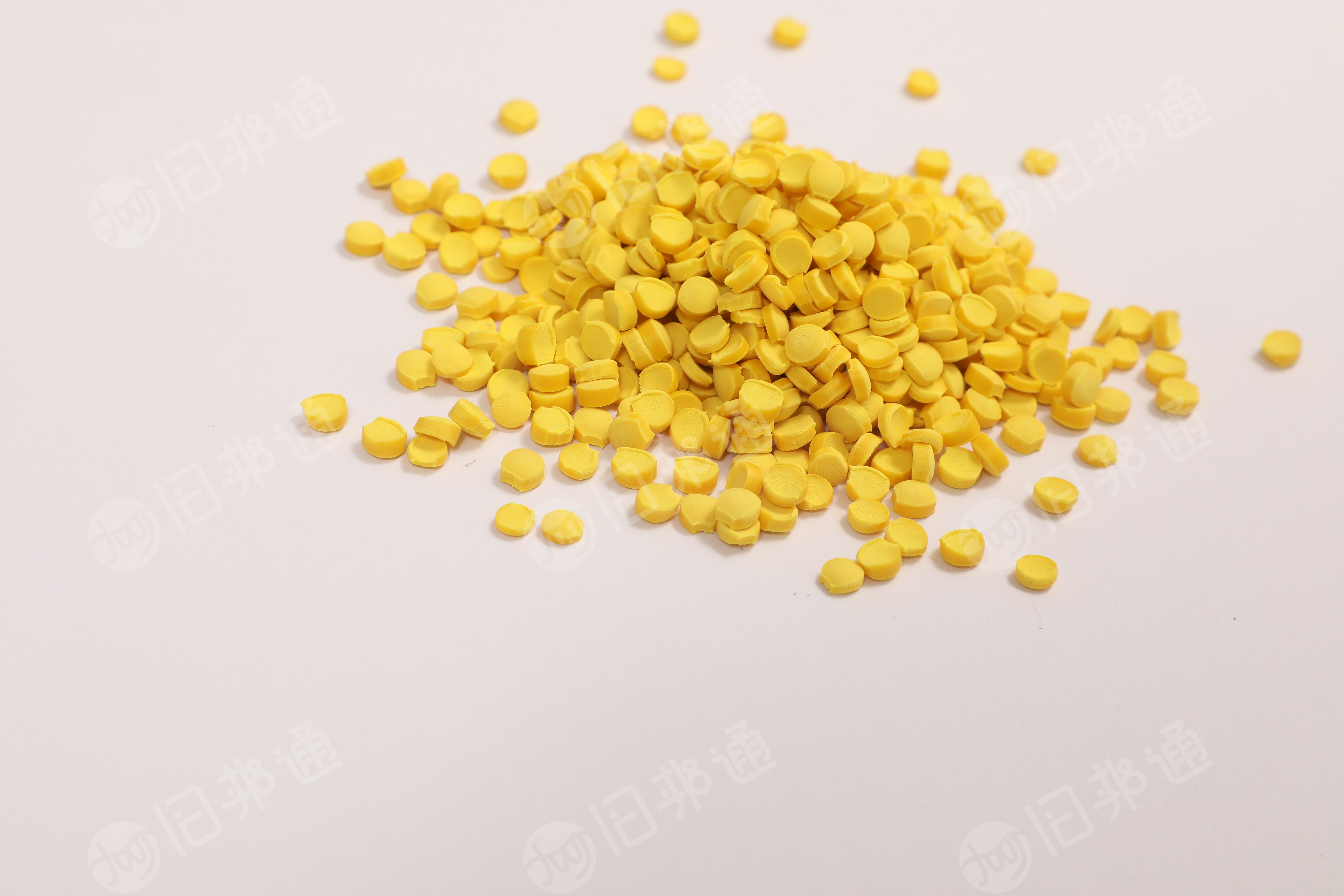 出售黄色软质PVC颗粒，建材专用料