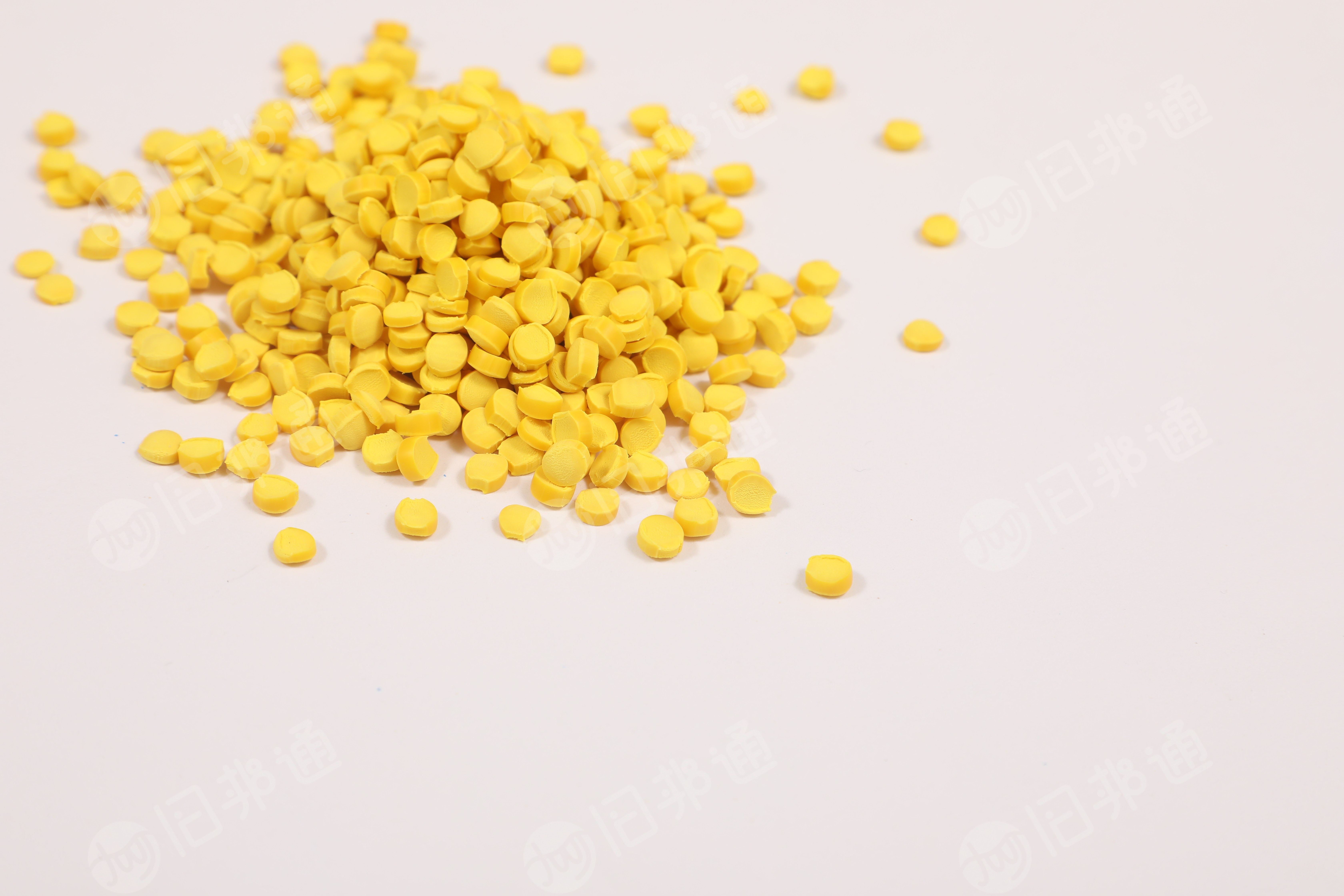 出售黄色软质PVC颗粒，建材专用料
