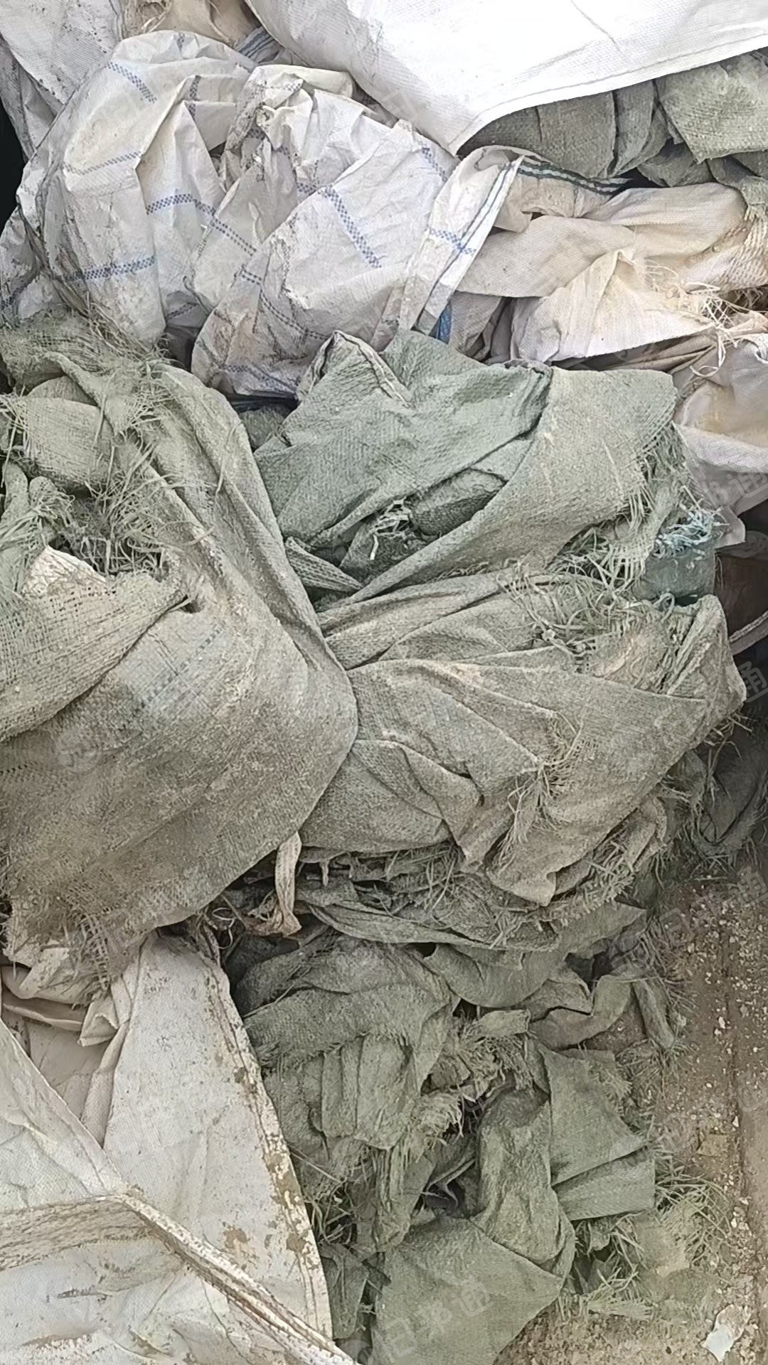 大量出售装聚氨酯发泡料（冰箱保温层）的编织袋，可炼油，100多吨
