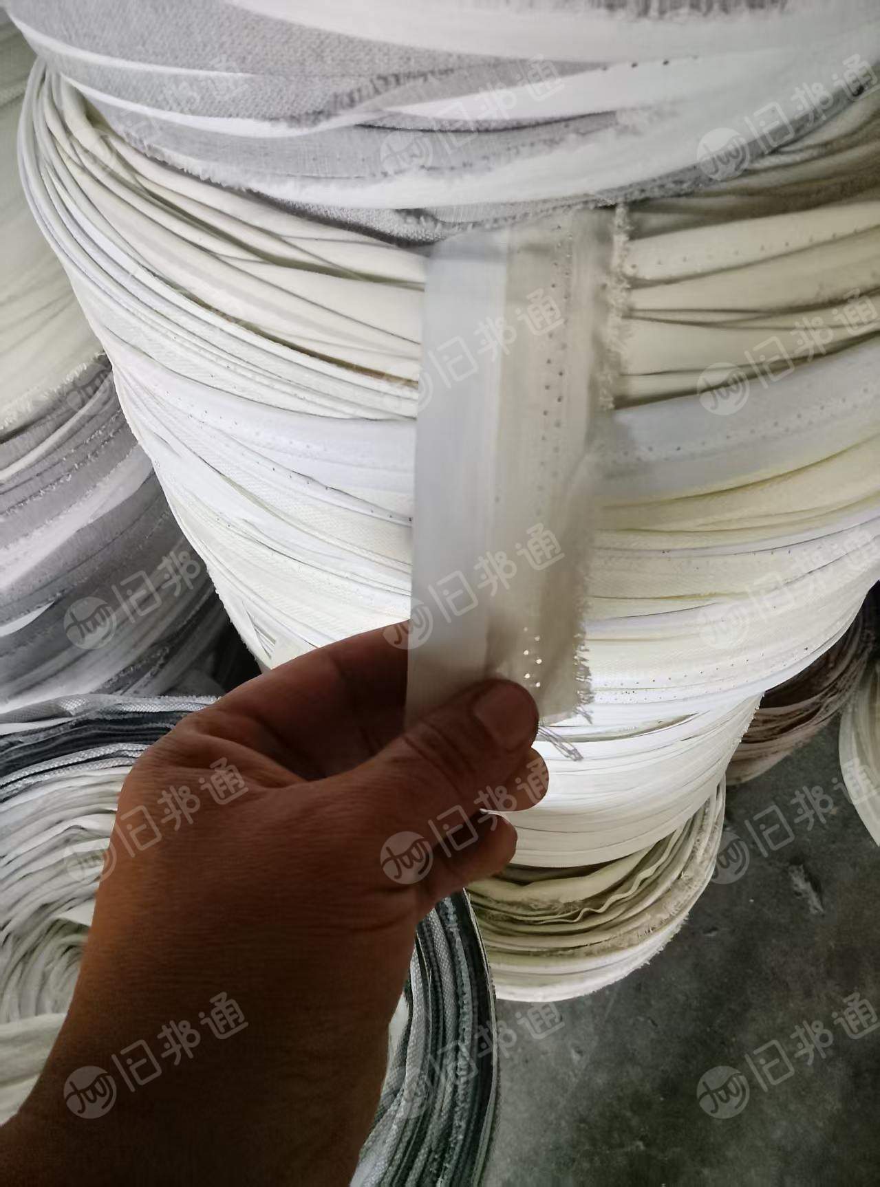 本厂长期出售涂层布条复合布条，可以做绿化捆瓦固定树木用，可以打绳，每个月200吨左右