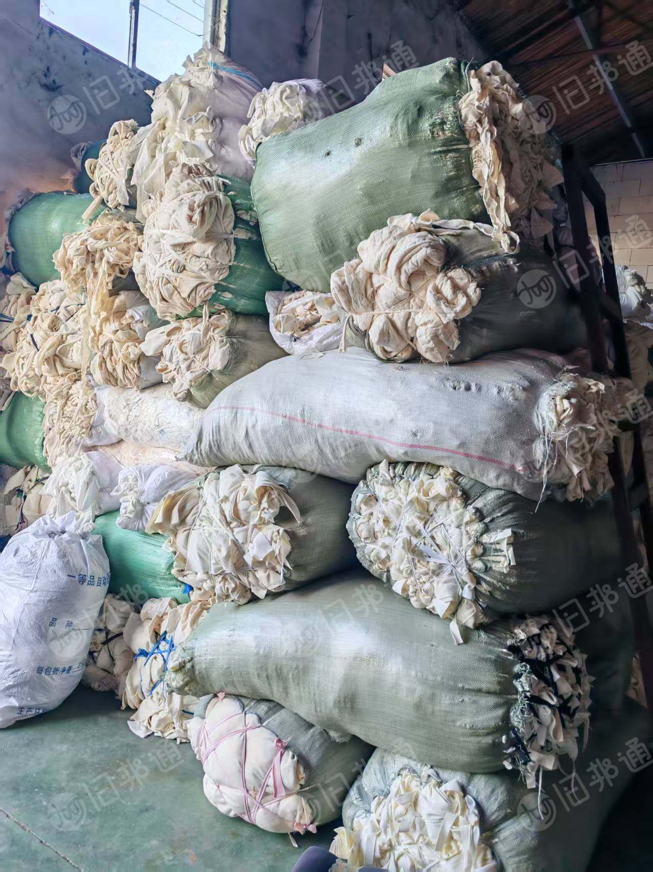 长期出售涤棉针织布，50涤50棉，奶白20吨，本白20吨，货在江苏苏州