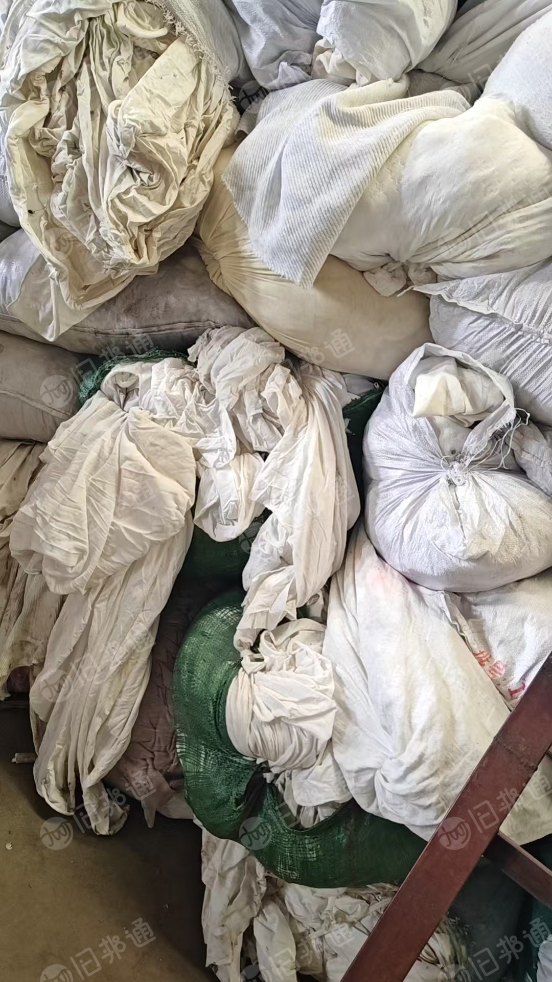 长期出售涤棉针织布，50涤50棉，奶白20吨，本白20吨，货在江苏苏州