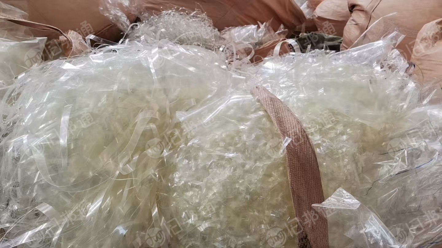 长期出售pet烤漆膜和pet带胶废料，都是厂货下来的，现货30吨