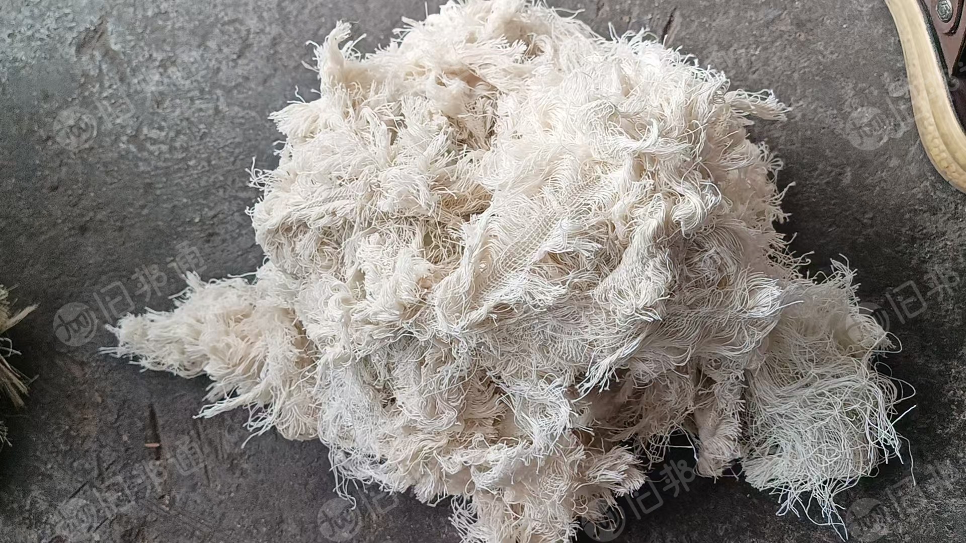 长期出售织布厂下来的涤棉布边纱，布边纱下脚料，现货十几吨，货在重庆