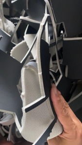 长期出售PVC汽车环保革边料（主要是汽车座椅革边料，带海绵），另外有PU革边料