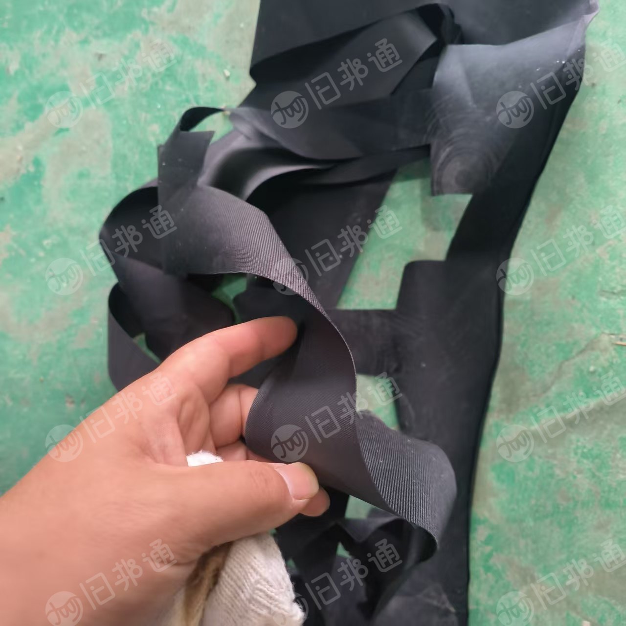 长期出售杂色箱包布边角料，涤纶废布，带涂层，月供10吨左右，货在江苏宿迁