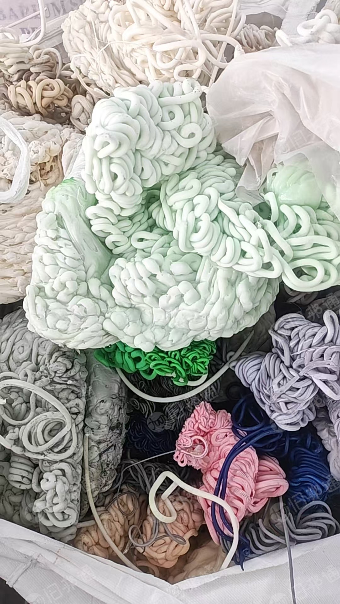 长期出售abs水口料，pp的水口料，都是新料下来的，现货20多吨，月供十几吨