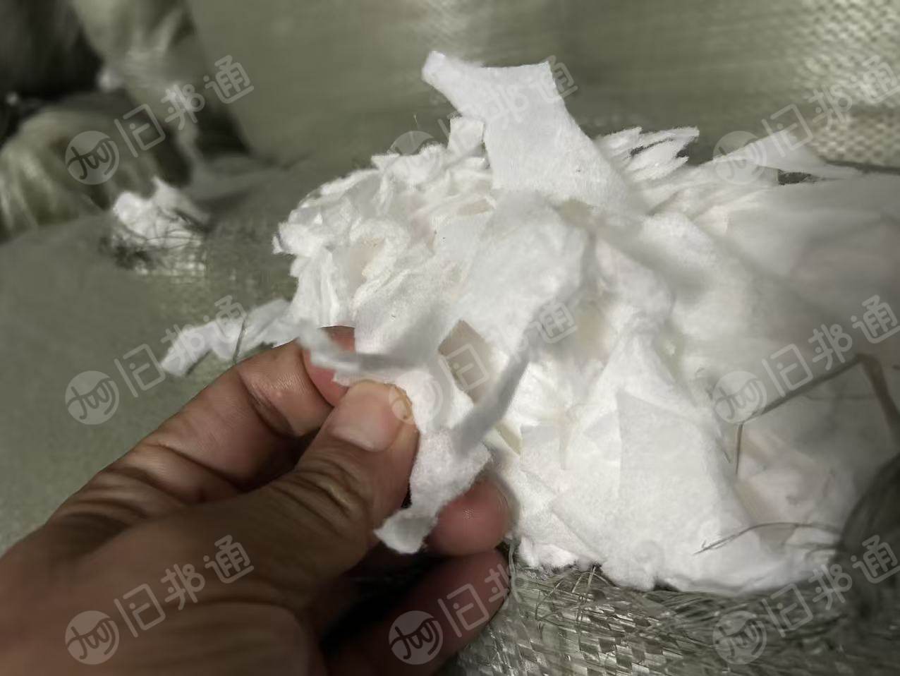 出售卫生巾上的无尘纸边料，是木浆绒毛浆