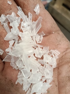 出售PP吊瓶头破碎料和颗粒，现货破碎料30吨，颗粒10吨，过100目+80目2层网