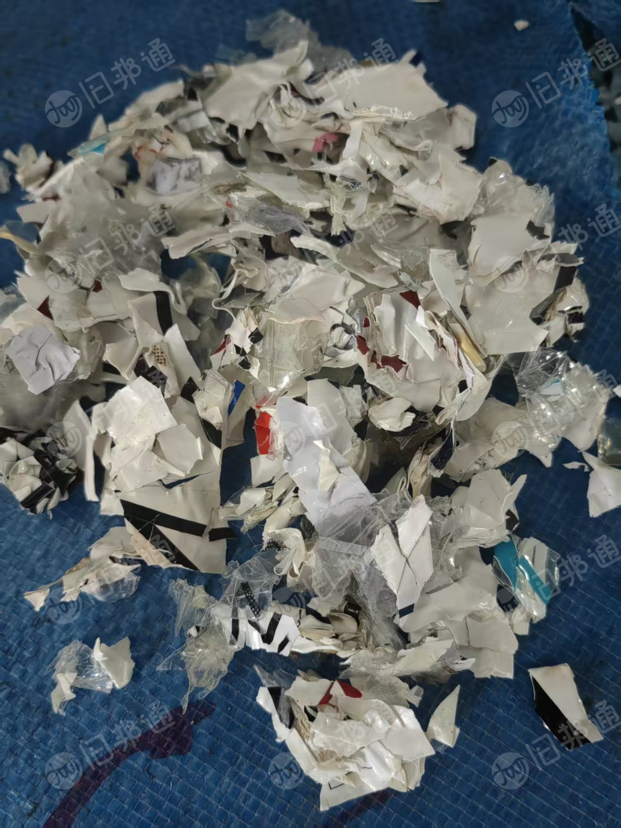 出售中性PVC墙纸破碎料，现货20吨左右