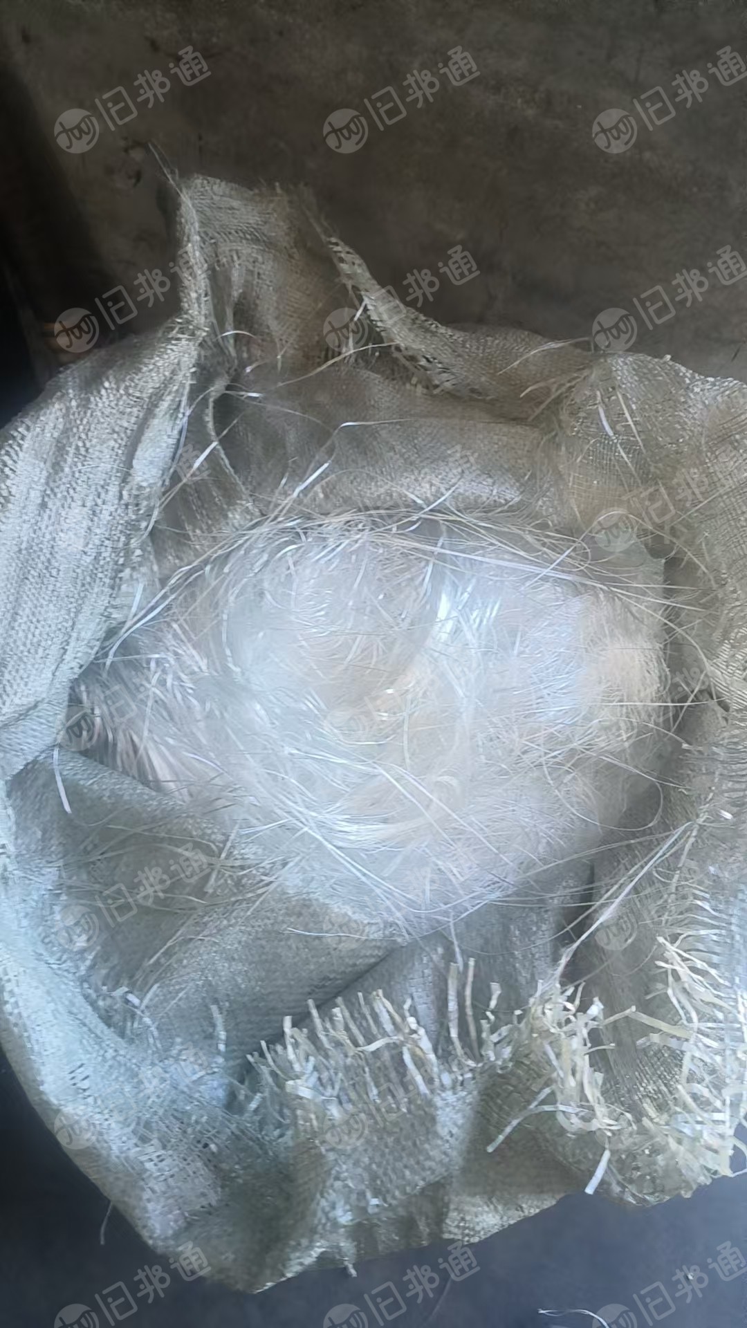 长期出售织布厂下来的无碱玻璃纤维,玻璃纤维废丝,经线是电子纱,现货六七吨,货在河北唐山