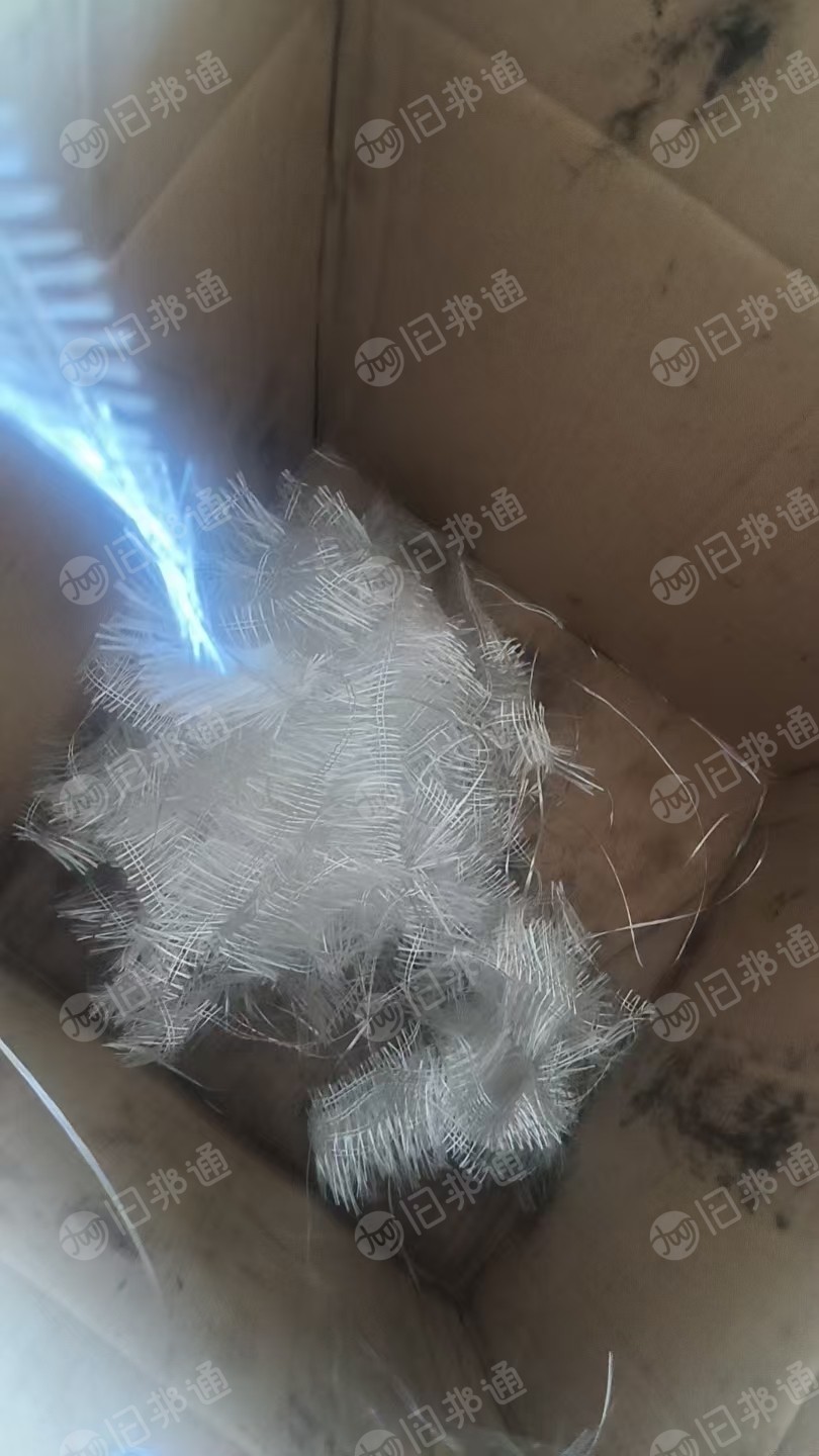 长期出售织布厂下来的无碱玻璃纤维,玻璃纤维废丝,经线是电子纱,现货六七吨,货在河北唐山