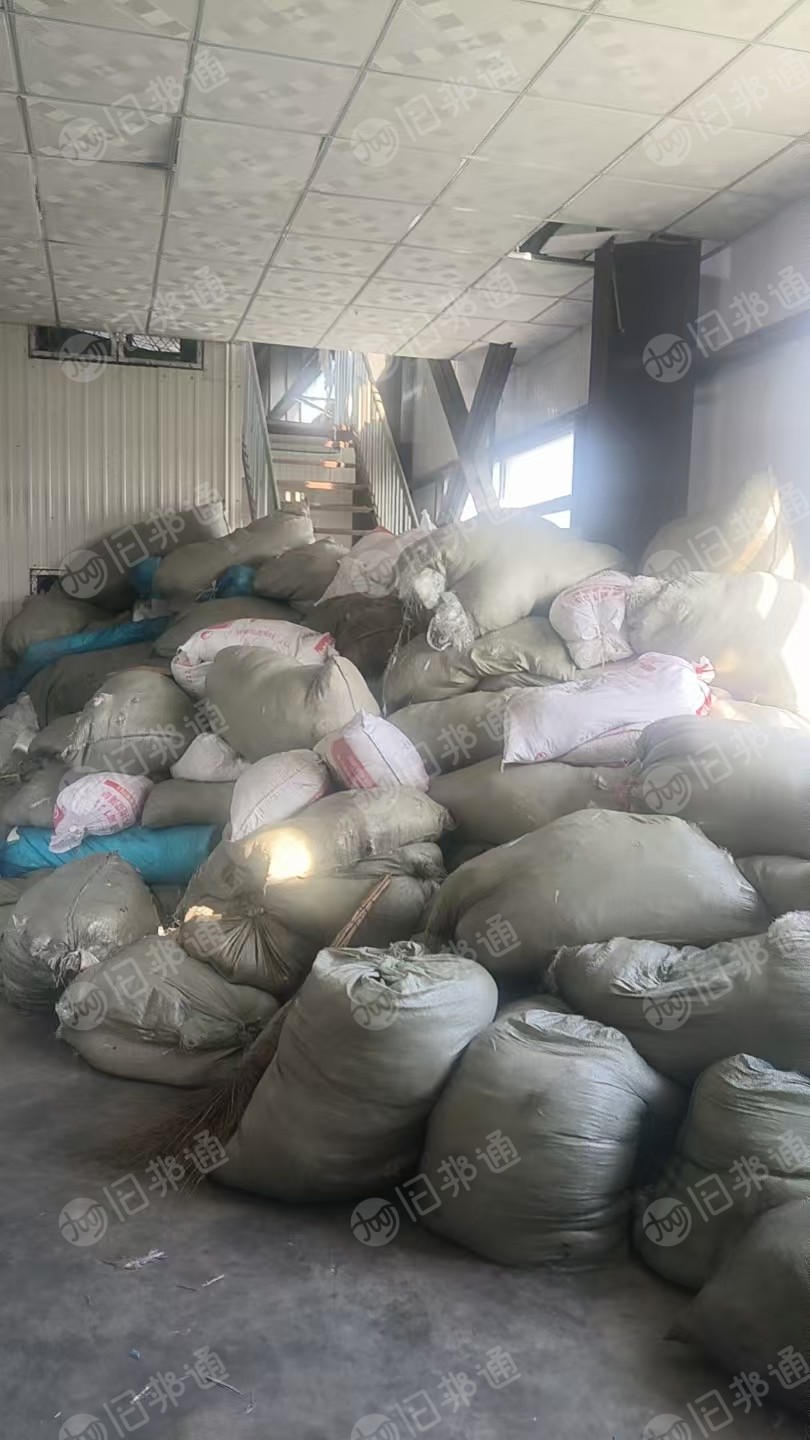 长期出售织布厂下来的无碱玻璃纤维,玻璃纤维废丝,经线是电子纱,现货六七吨,货在河北唐山