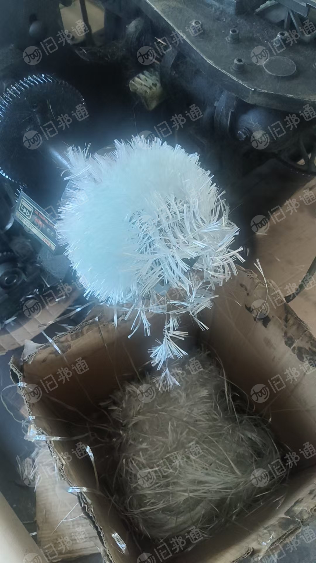 长期出售织布厂下来的无碱玻璃纤维，玻璃纤维废丝，经线是电子纱，现货六七吨，货在河北唐山