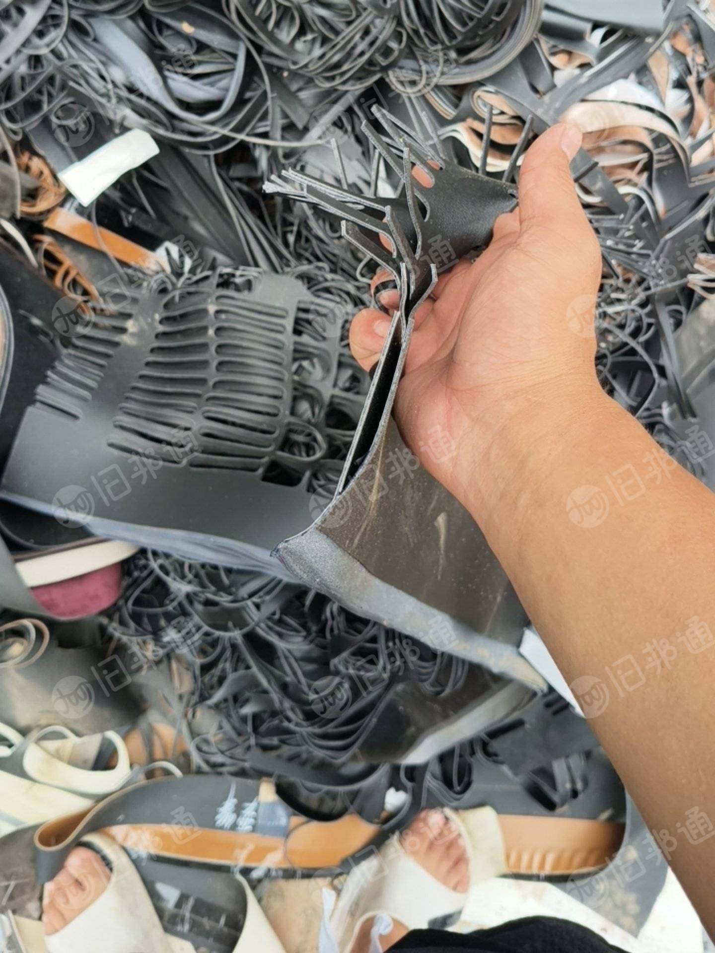 长期出售带海绵PVC革，海绵复合PVC鞋料，每个月60吨左右