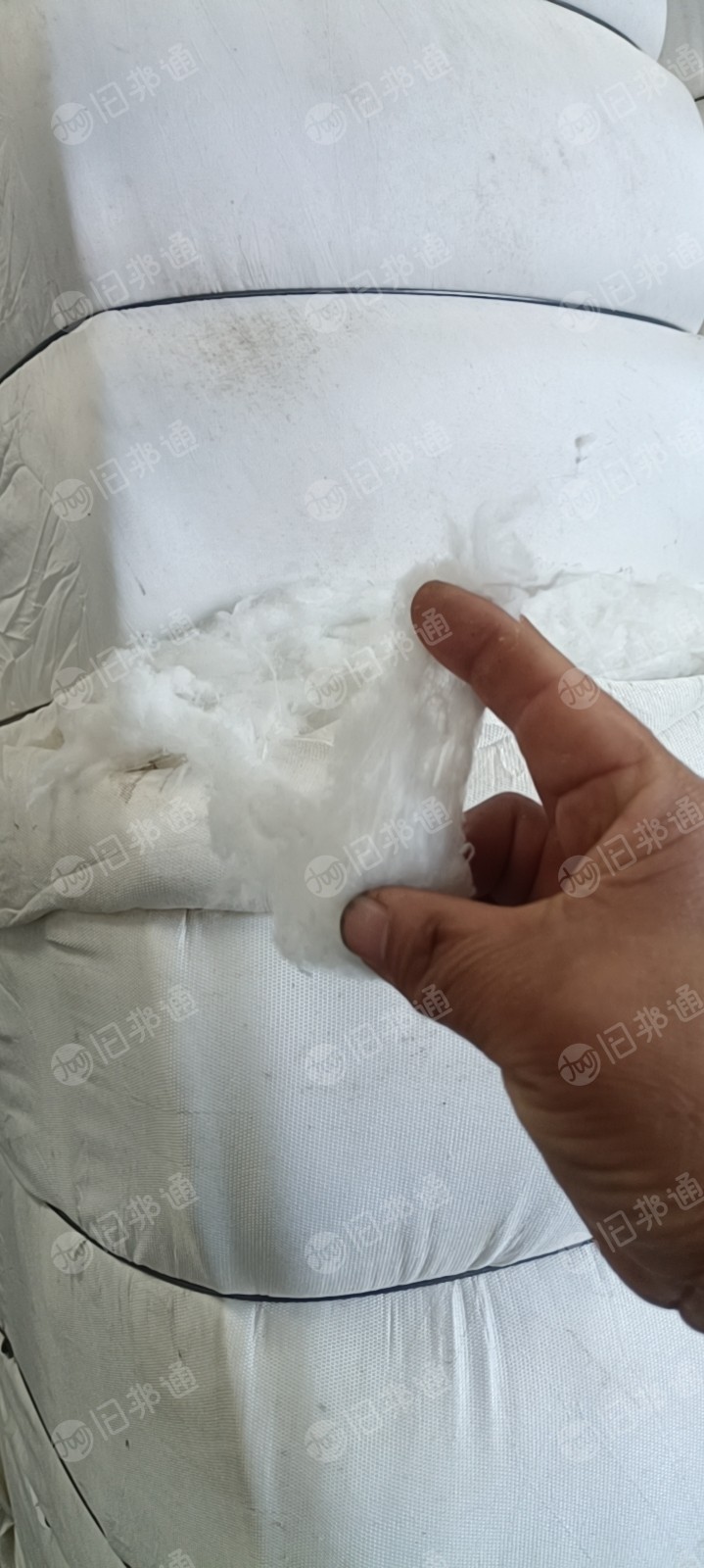 长期出售涤锦回丝精梳棉开花棉，混纺21支下来的，涤80锦20，可以纺纱用，现货100多吨