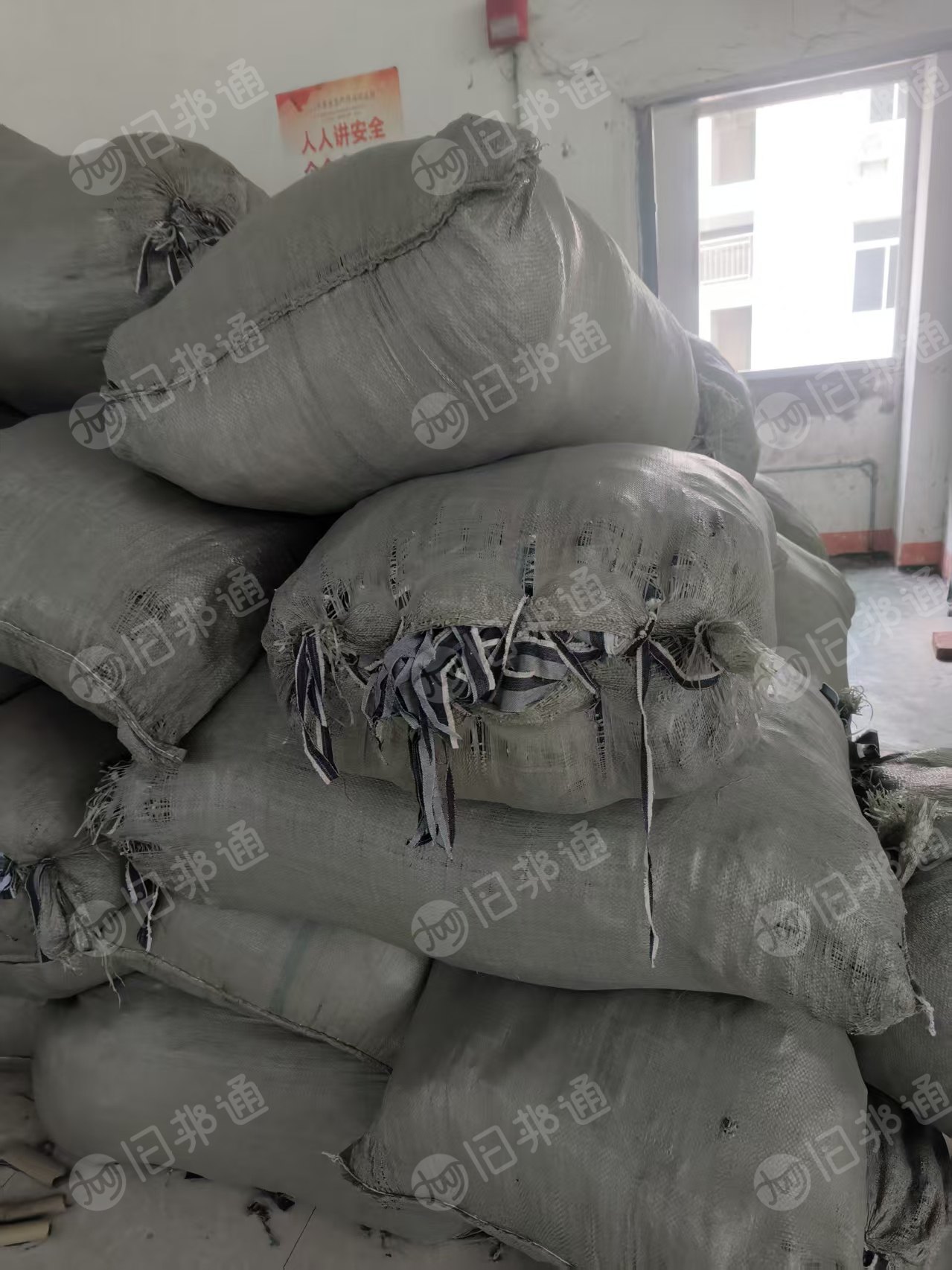 长期出售涤棉牛仔布,可褪色的,可以开花用,现货17米5一挂车,货在四川成都