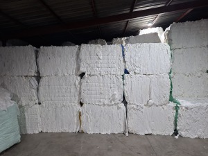 长期出售涤纶木浆无纺布边角料，人工分拣，打包压块，月供50吨，厂在江苏常州