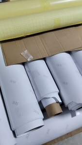 长期黄白淋膜纸，卷筒的70%多，散的比较少