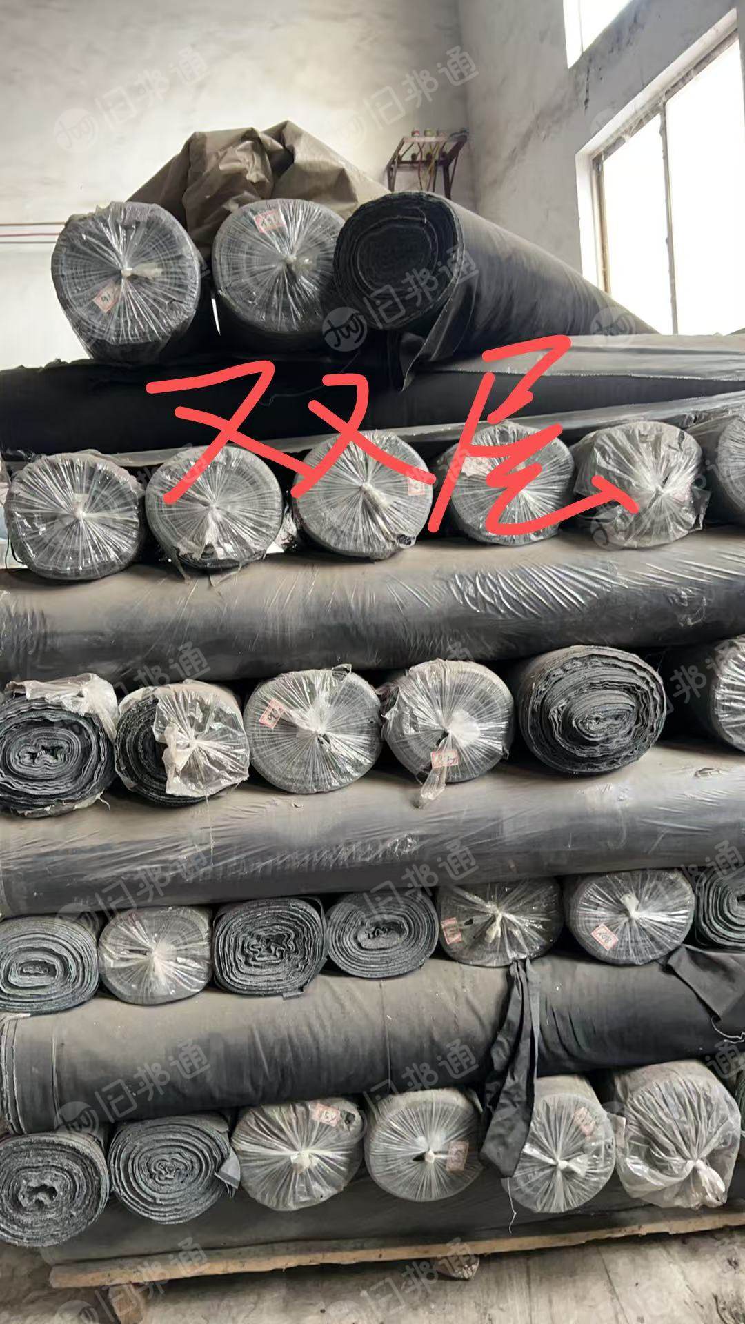 出售库存牛仔布，牛仔面料，一种16支无弹黑色竹节全棉，一种带弹力的涤棉牛仔布，现货10吨左右