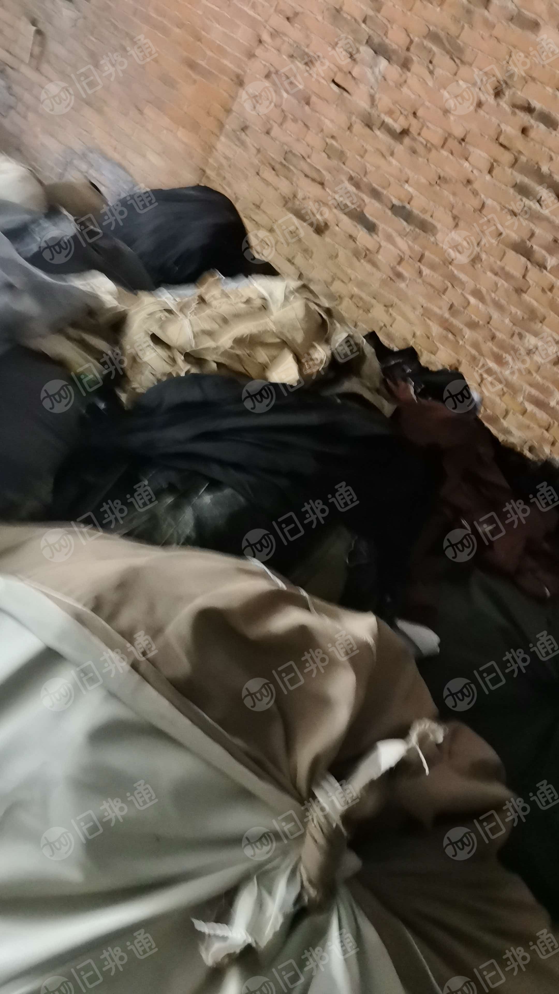 长期出售涤棉梭织废布，涤棉卡其布，涤棉废布，杂色，现货有20吨，货在湖南岳阳