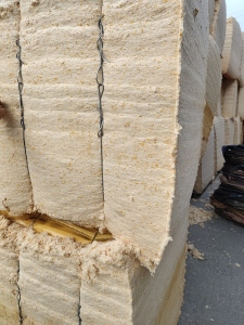 长期出售涤纶毛毛料涤纶磨毛料，酒托下来的，带一点PVC，现货30吨左右