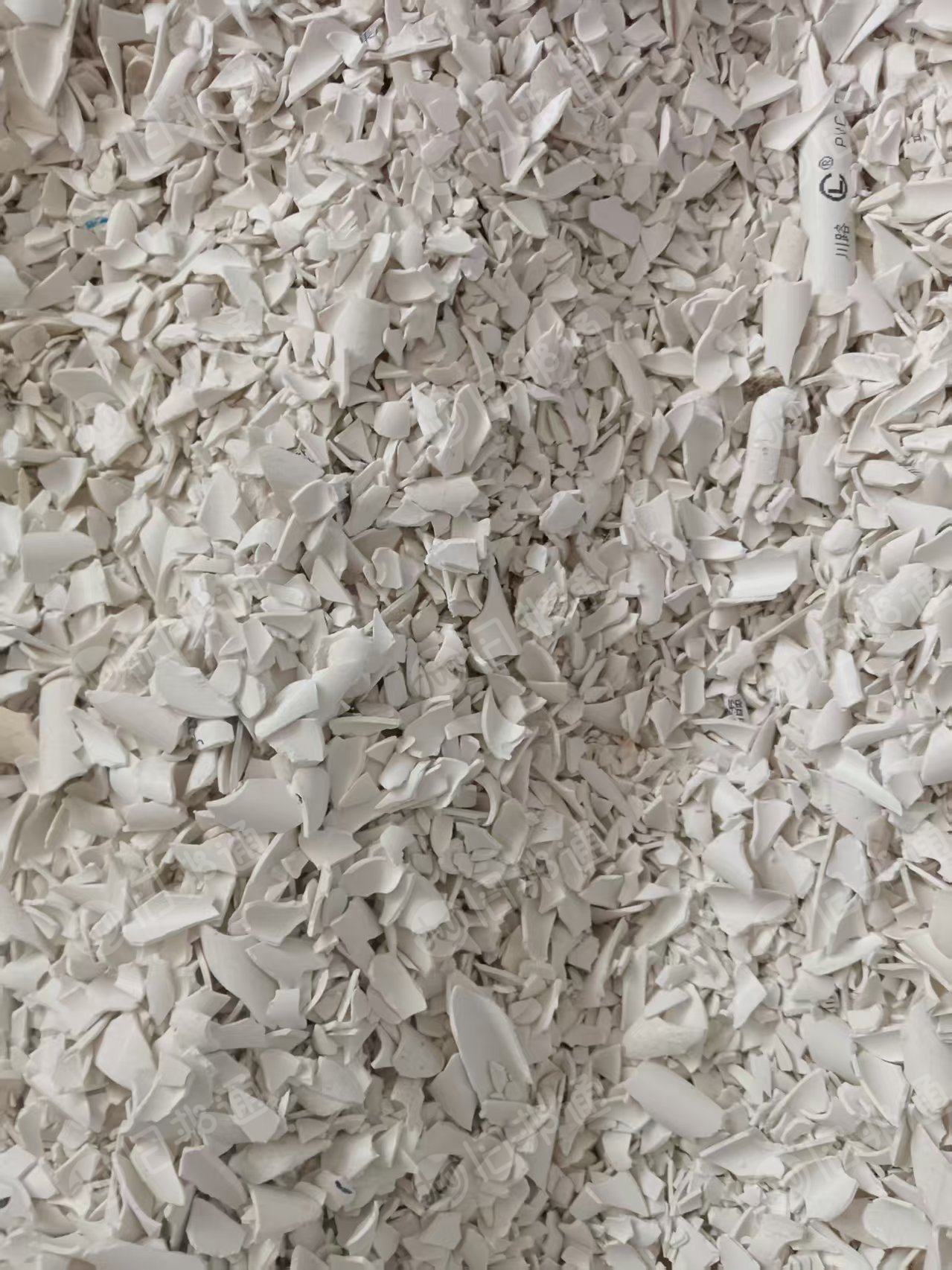 求购PVC破碎料，墙板，水洗小管，二白料子都可以，长期大量收