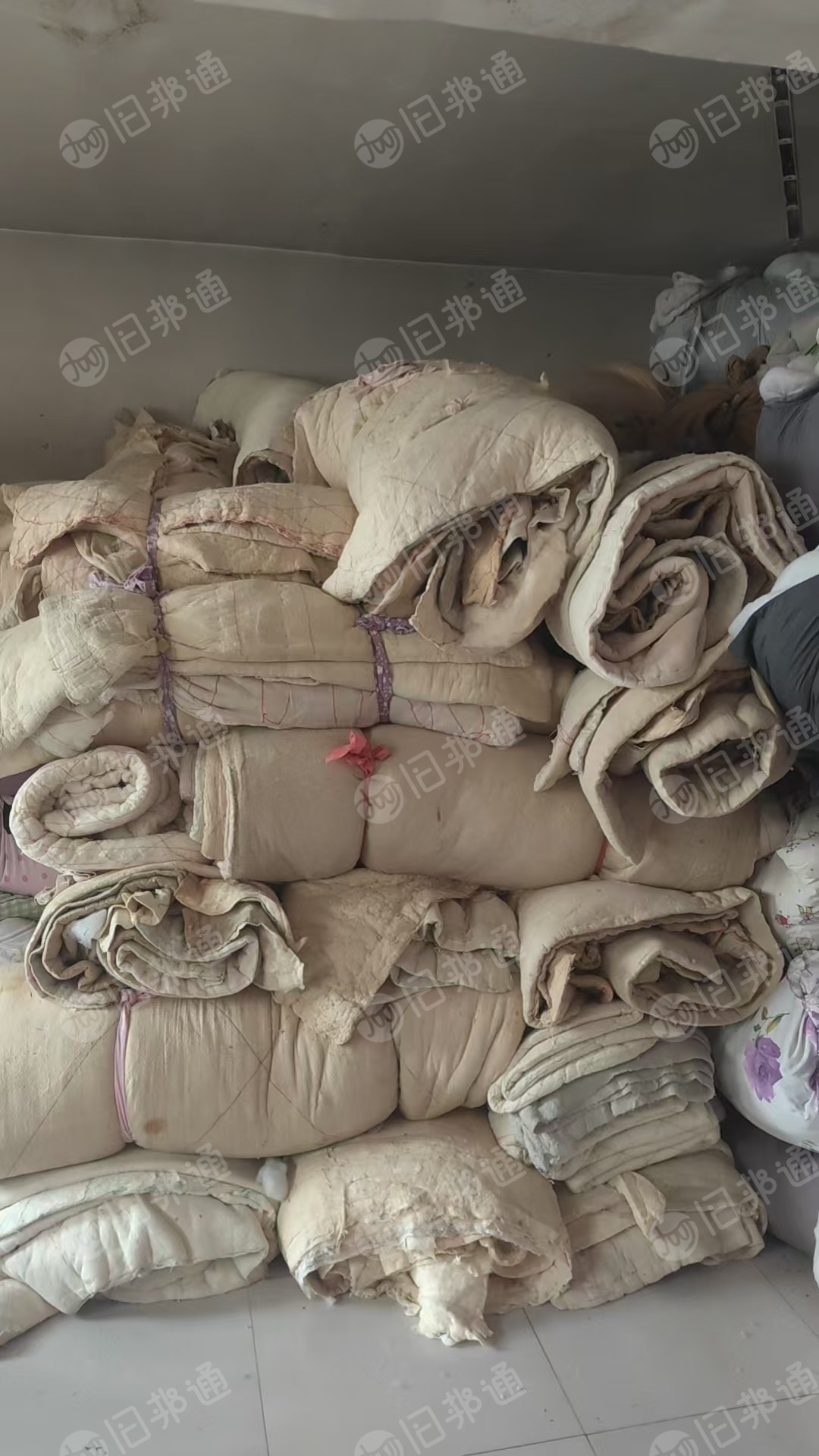 出售旧衣服分拣厂下来的丝棉被，旧丝绵被，现货二十吨左右，货在辽宁沈阳
