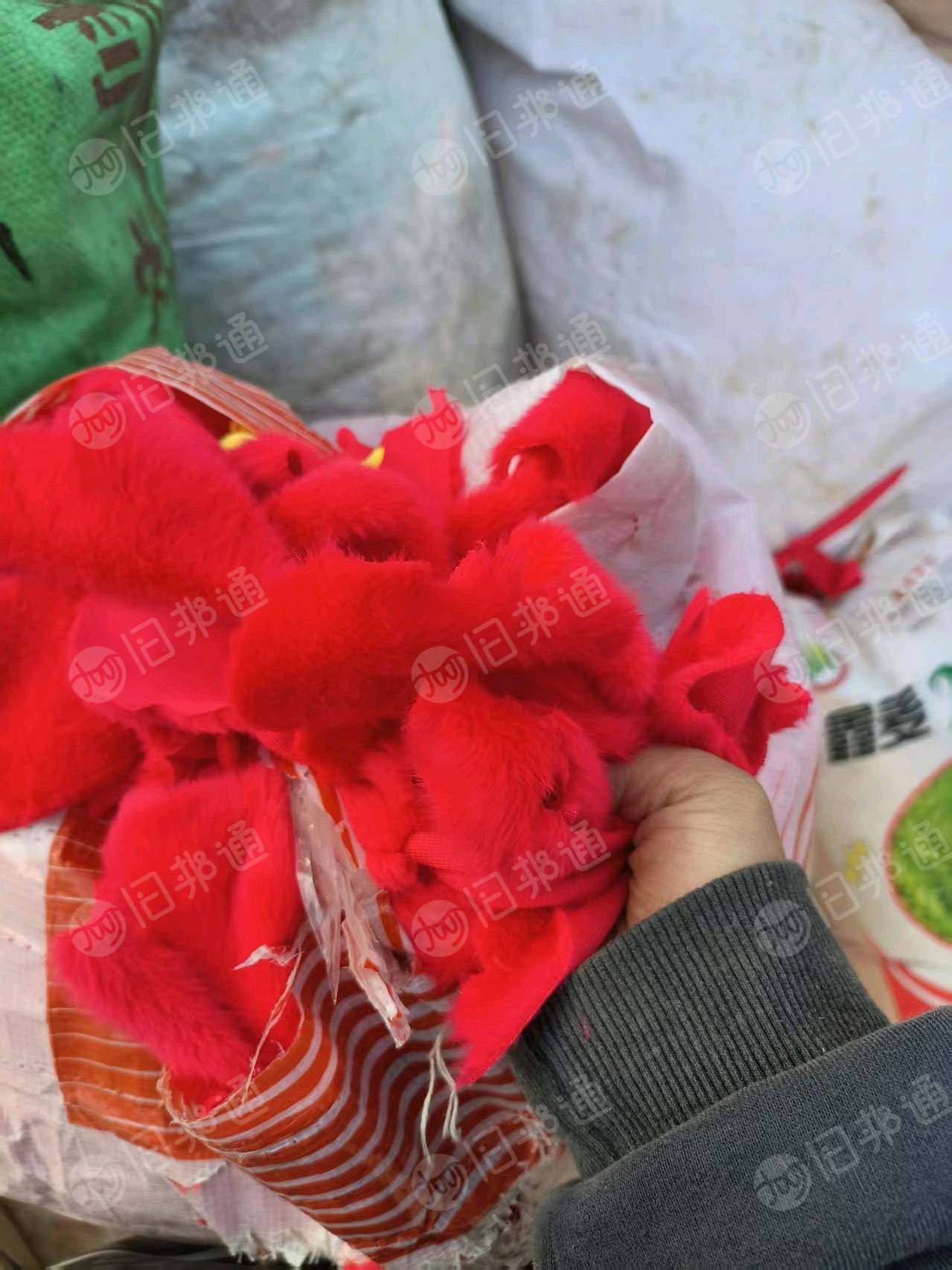 长期出售大量白色浅色深色涤纶废布，现货有200吨，可以造粒用