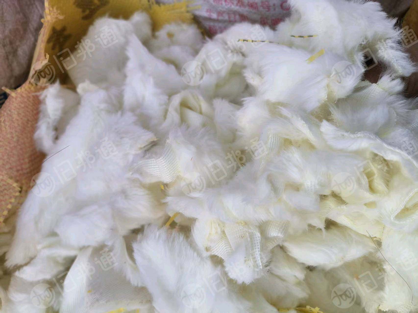 长期出售大量白色浅色深色涤纶废布，现货有200吨，可以造粒用