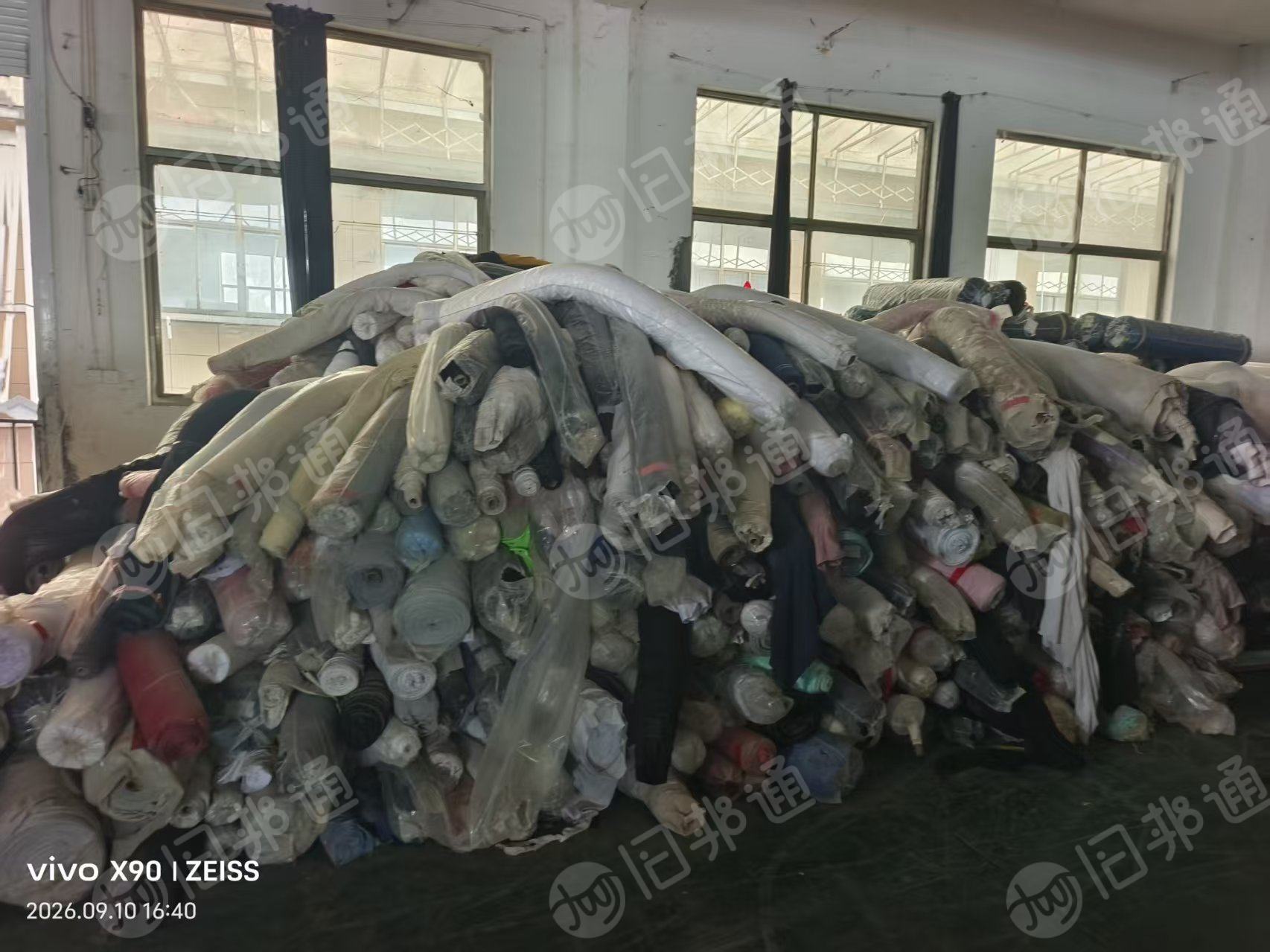 出售牛奶丝，鸟眼布，平板布库存布统货，总共三个布种，现货六七吨，货在浙江绍兴