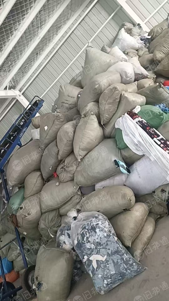 长期出售涤纶废布，涤纶边角料，白色现货9.6米一车，货在山东菏泽