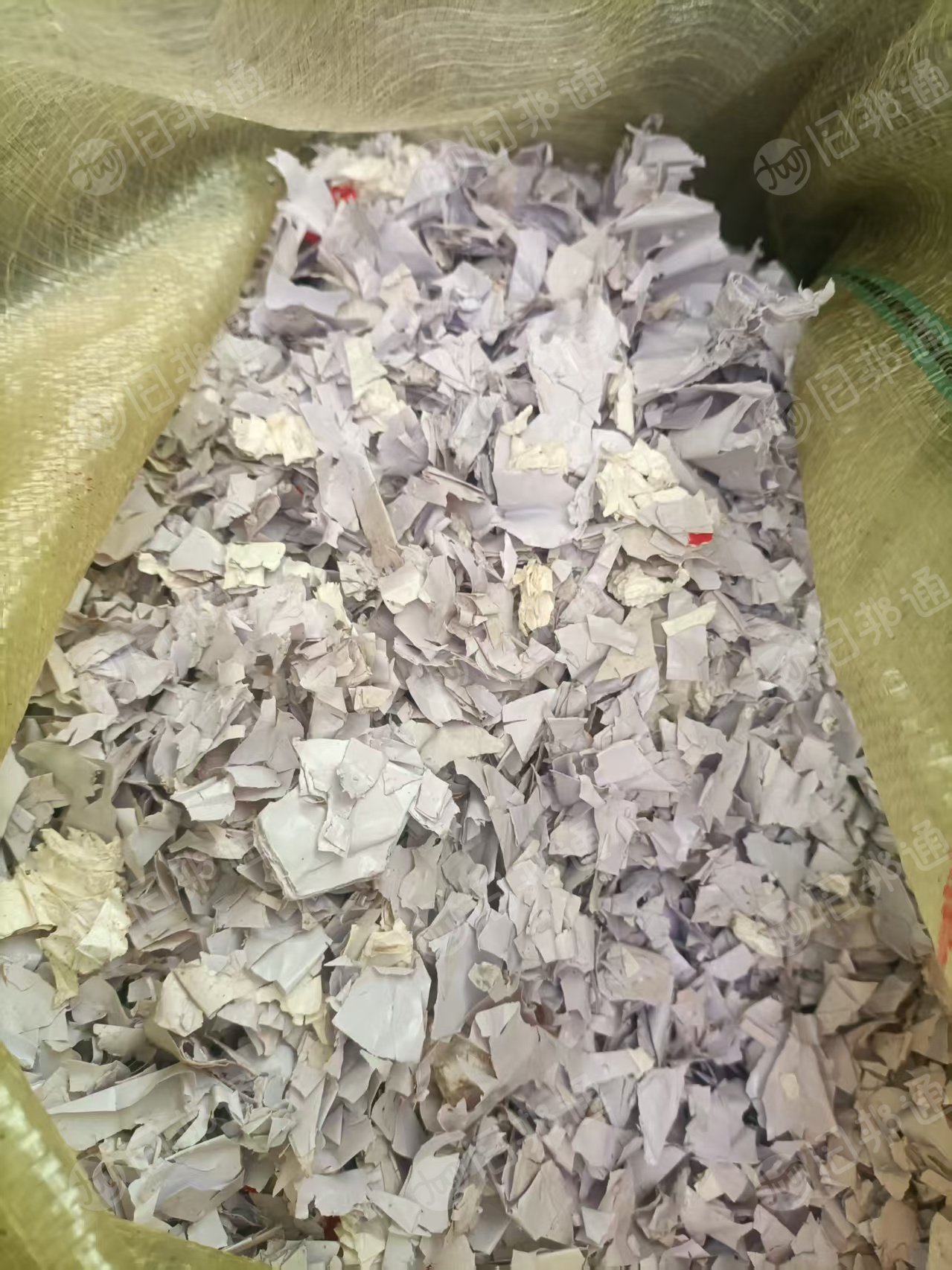 出售带胶PVC膜破碎料，有杂色的也有白色的，现货30吨