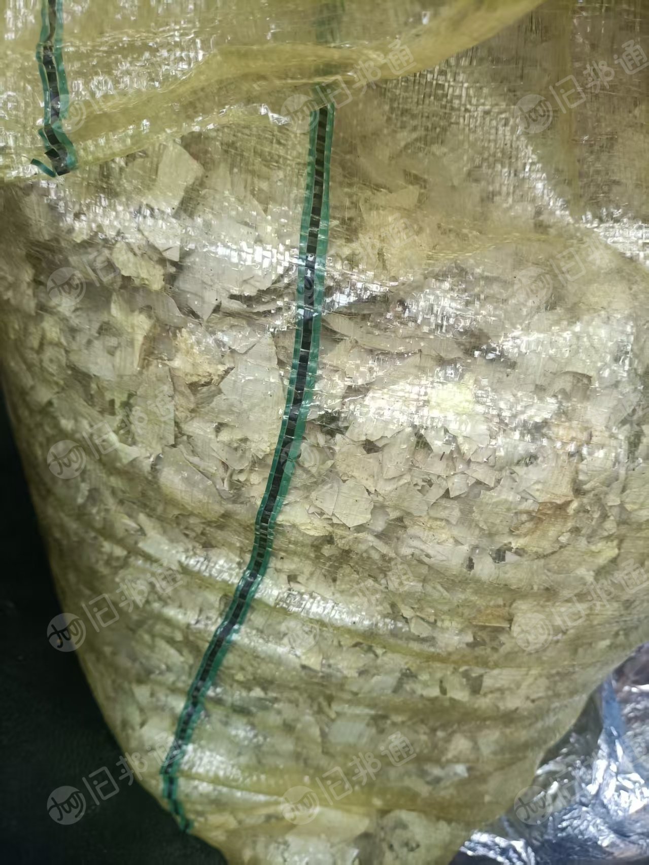 出售带胶PVC膜破碎料，有杂色的也有白色的，现货30吨