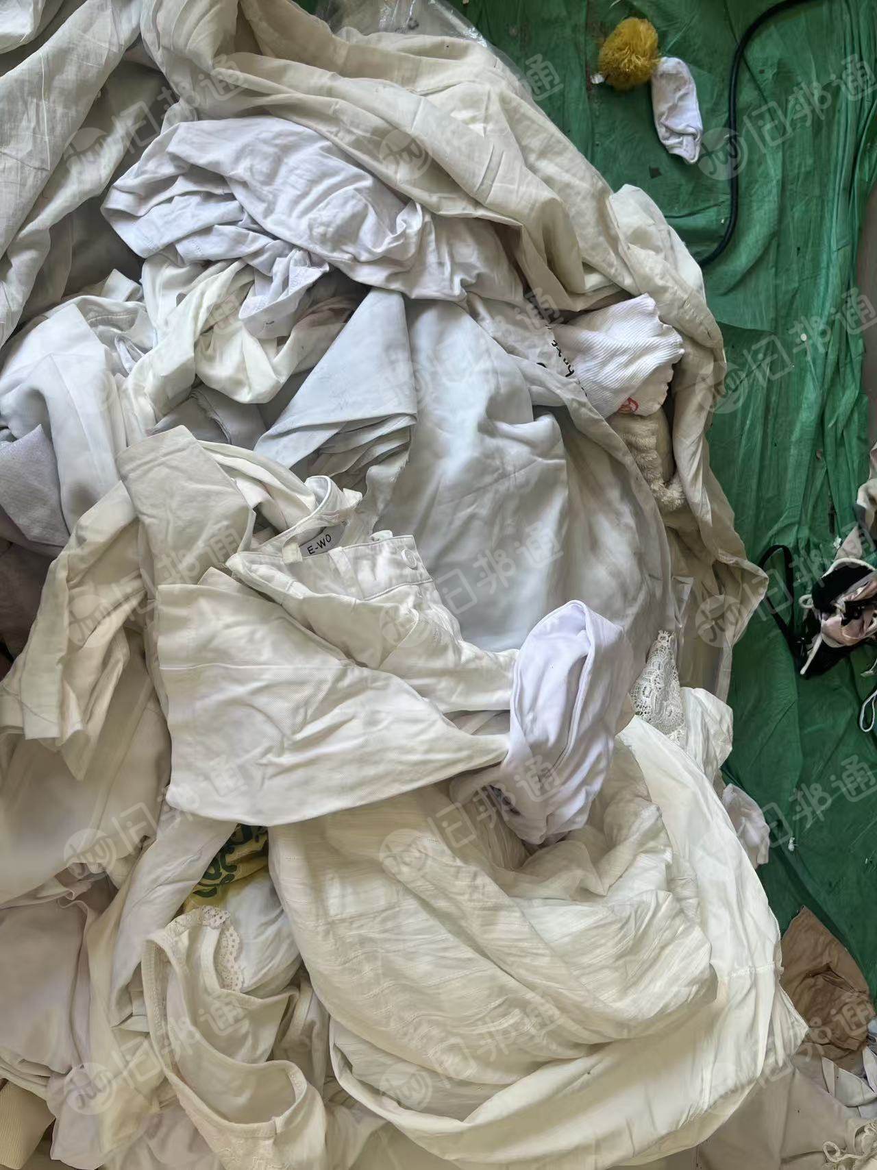 长期出售旧衣服统白，旧衣服大白，旧衣服开花料，现货十吨左右，货在山东临沂
