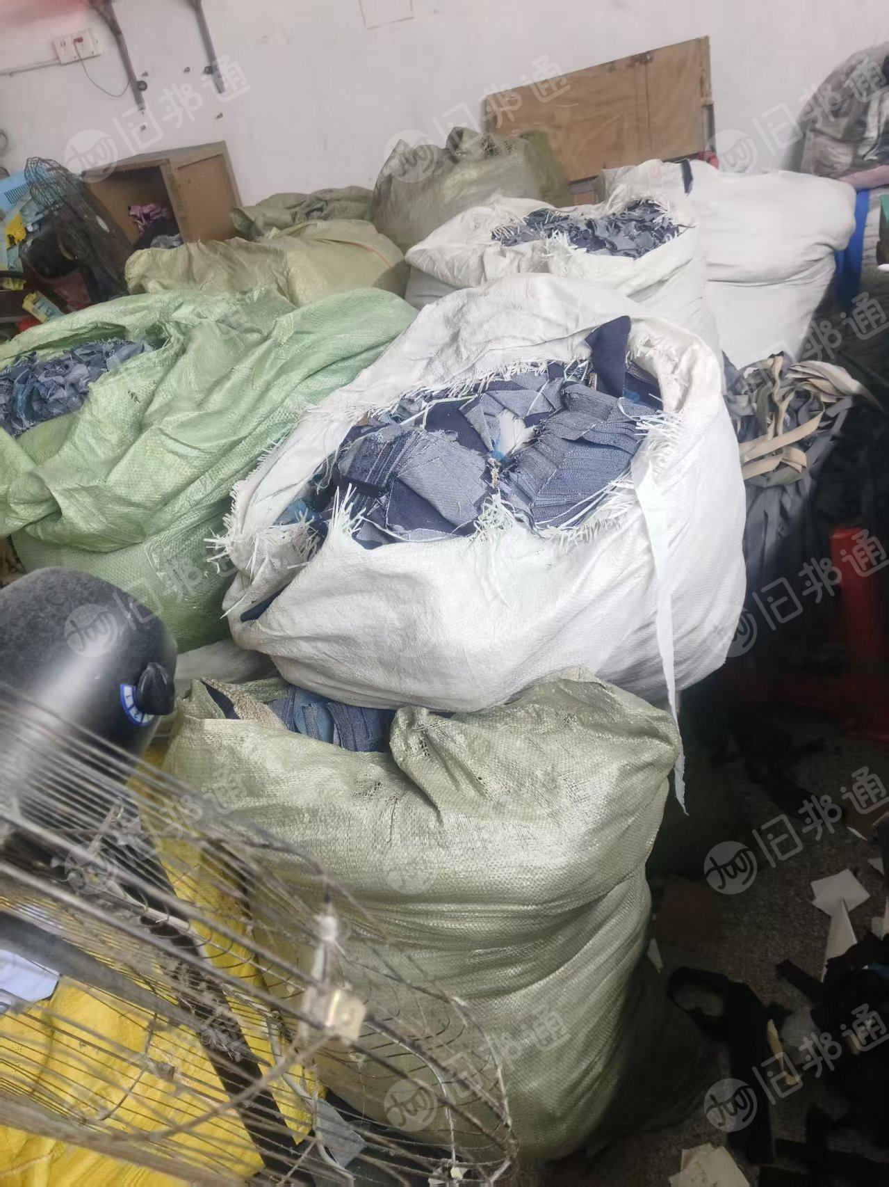 长期出售纯棉牛仔布，裁床厂裁下来的，含棉95%以上，可以开花用，货在福建泉州