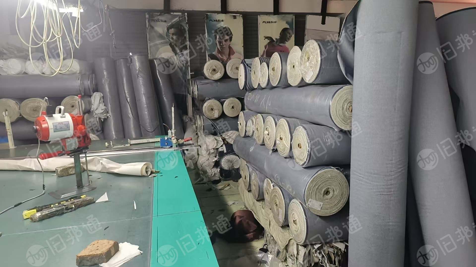 长期出售纯棉牛仔布，裁床厂裁下来的，含棉95%以上，可以开花用，货在福建泉州