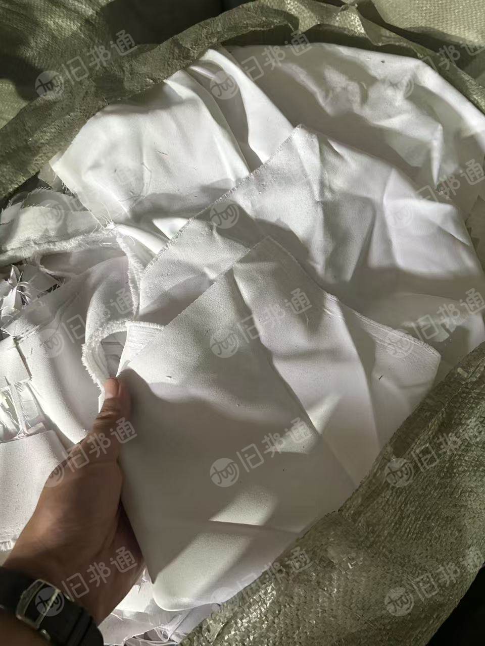 长期出售服装厂边角料有分纯棉废布，涤棉废布，化纤废布，羊毛废布，只分白色跟杂色，月供几十吨