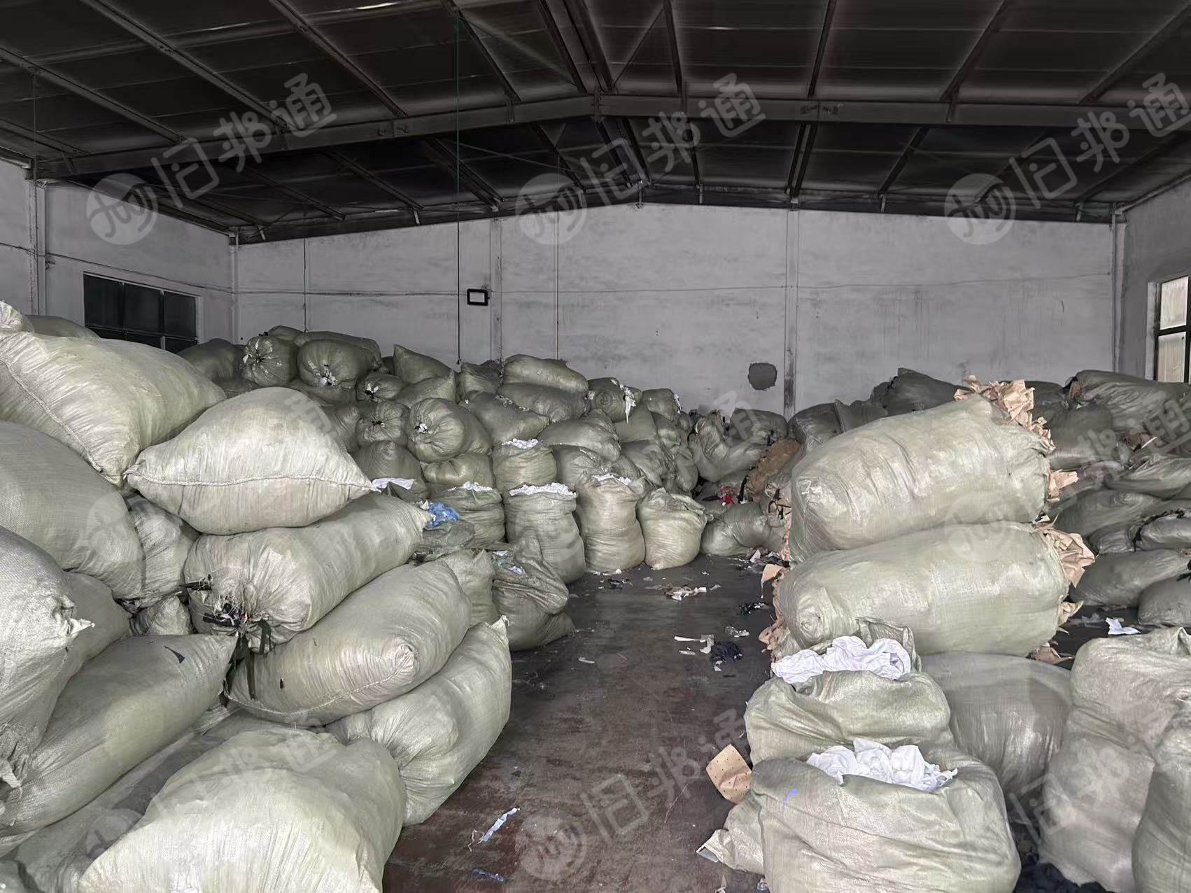 长期出售服装厂边角料有分纯棉废布，涤棉废布，化纤废布，羊毛废布，只分白色跟杂色，月供几十吨