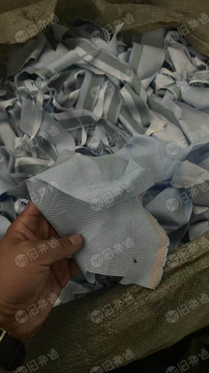 长期出售服装厂边角料有分纯棉废布，涤棉废布，化纤废布，羊毛废布，只分白色跟杂色，月供几十吨