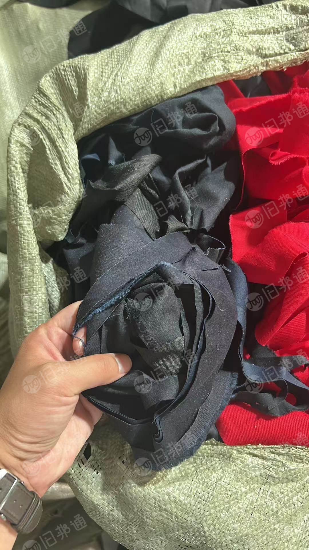 长期出售服装厂边角料有分纯棉废布，涤棉废布，化纤废布，羊毛废布，只分白色跟杂色，月供几十吨