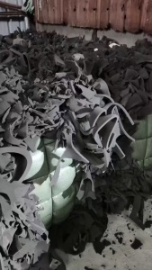 长期回收黑色内衣海绵，海绵边角料，黑色废海绵，做再生棉用，月需几十吨，厂在云南昆明