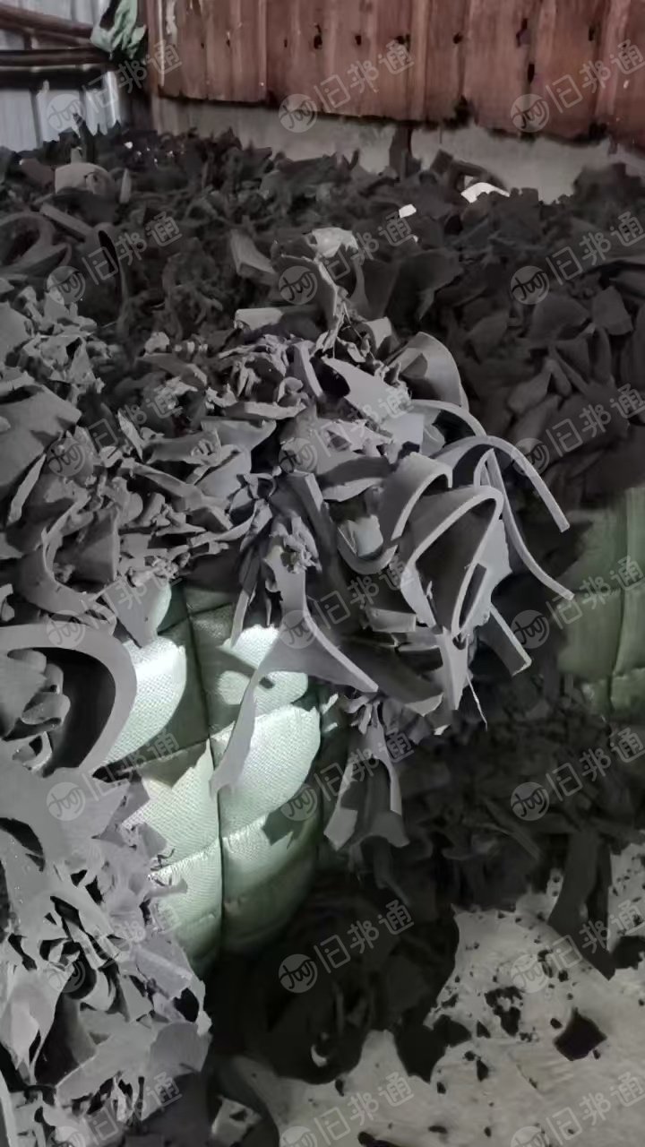 长期回收黑色内衣海绵，海绵边角料，黑色废海绵，做再生棉用，月需几十吨，厂在云南昆明