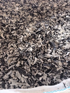 出售汽车板材破碎料，合金带PVC皮破碎料，现货60吨