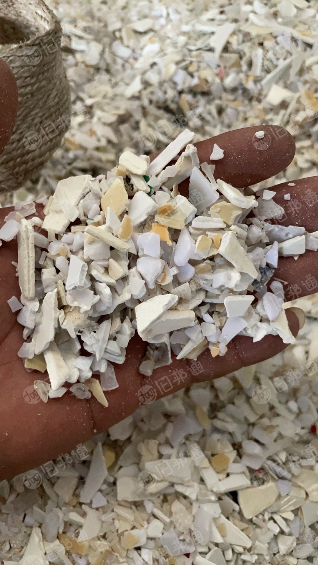 出售GPPS破碎料,清洗甩干上机料,广告牌和冰箱抽屉破出来的,过18度盐水,现货15吨