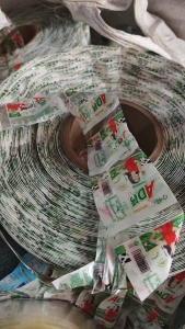 求购PVC热缩膜商标纸废料，PVC墙纸边角料等