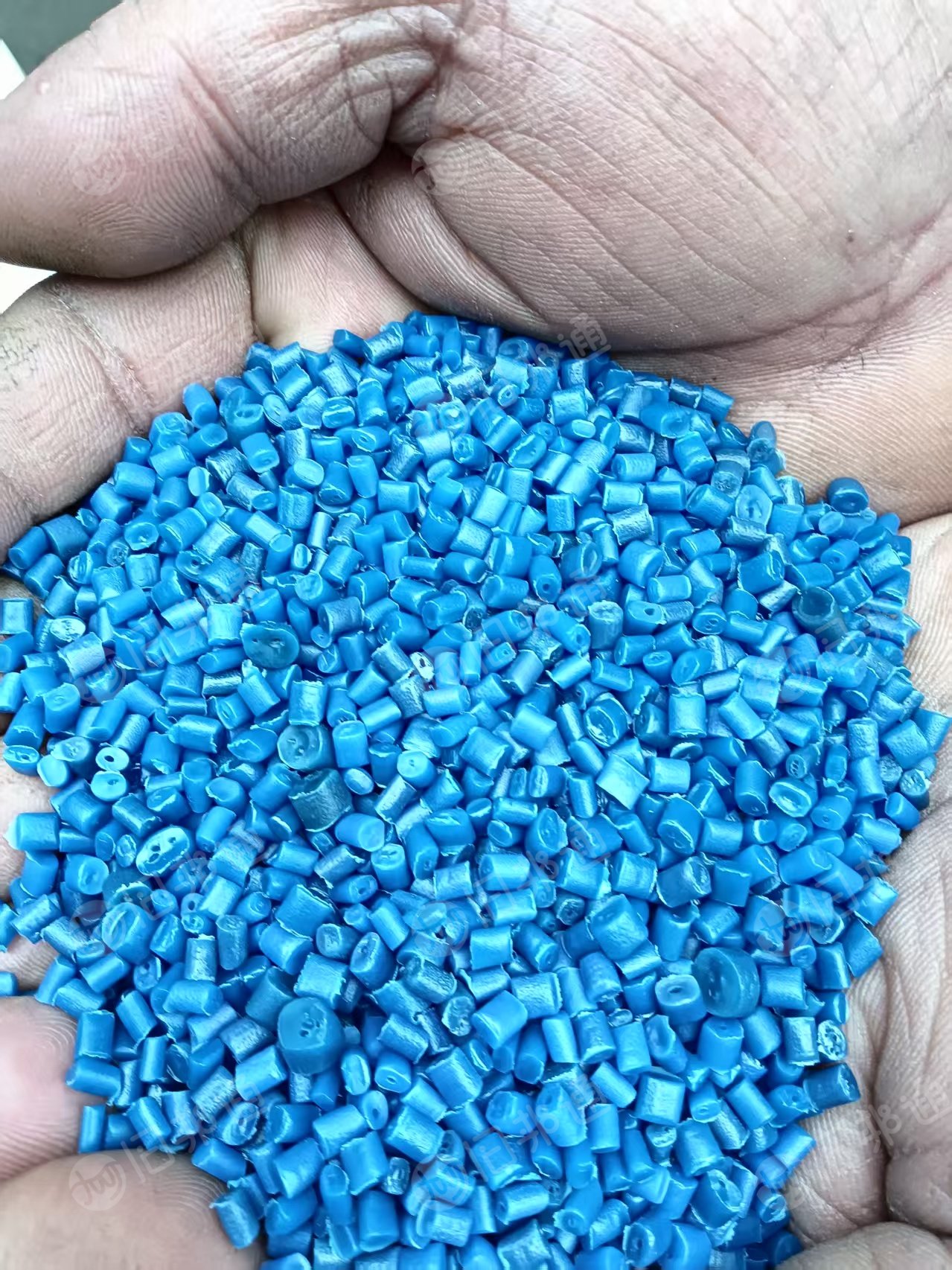 长期出售蓝桶颗粒，大小蓝桶颗粒，过2层120目的网，颗粒质量达标，月产值200吨左右